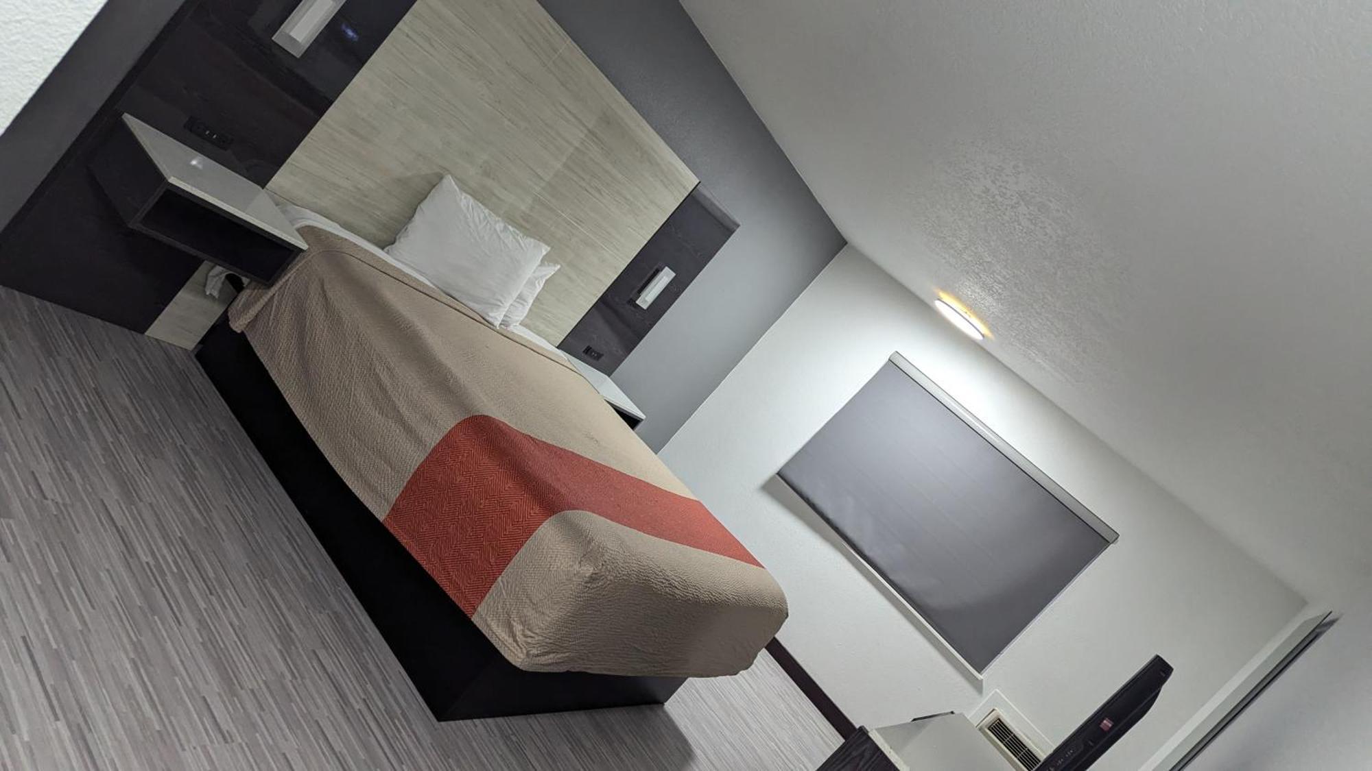 Evergreen Inn & Suites Portland (Adults Only) Ngoại thất bức ảnh