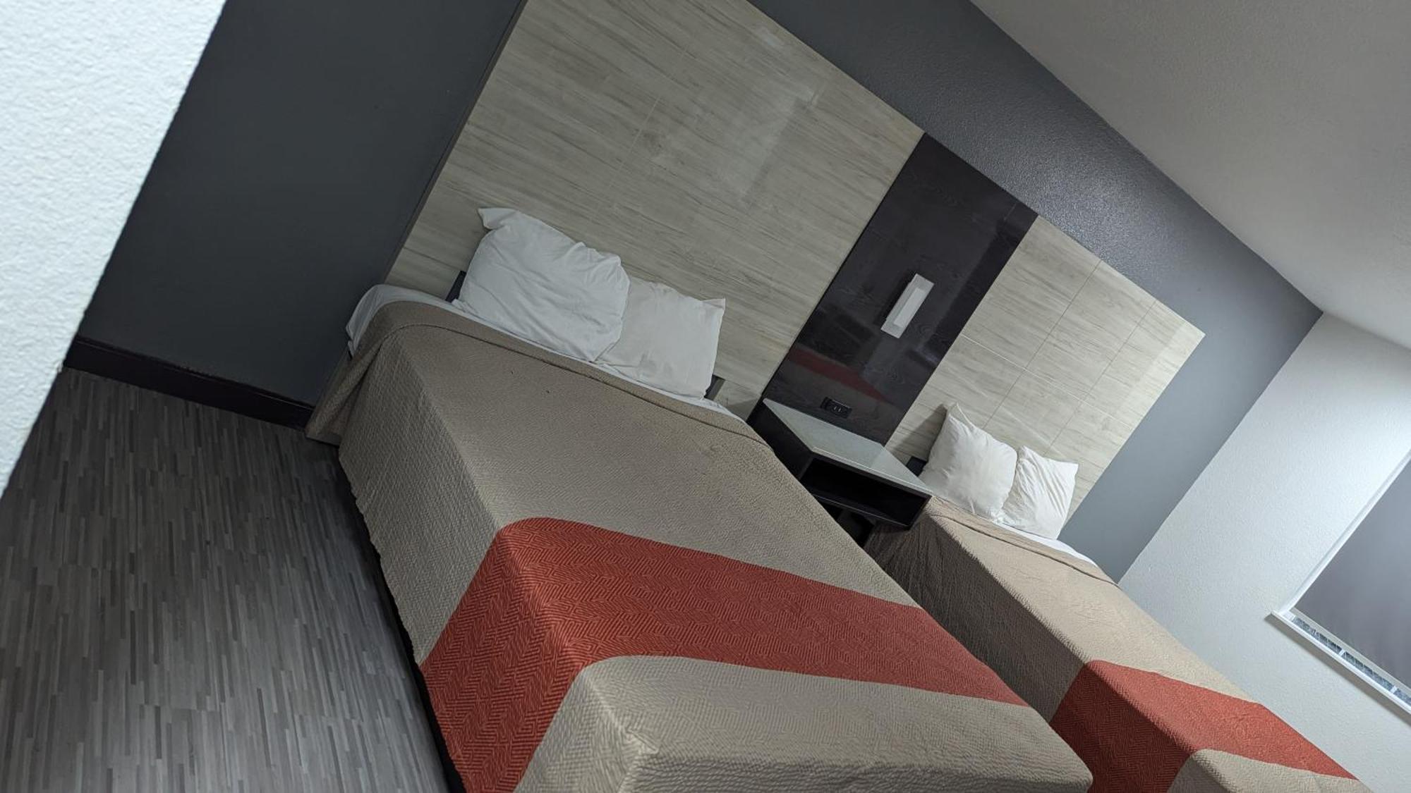Evergreen Inn & Suites Portland (Adults Only) Ngoại thất bức ảnh