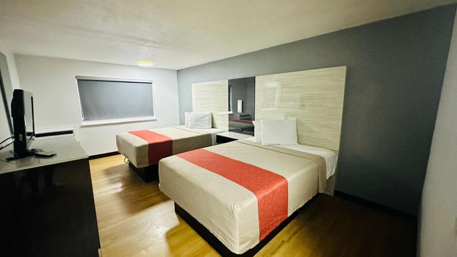 Evergreen Inn & Suites Portland (Adults Only) Ngoại thất bức ảnh